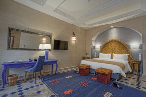 ملاءات من القطن المصري وأسرّة بإسفنج يتكيف مع شكل الجسم وميني بار