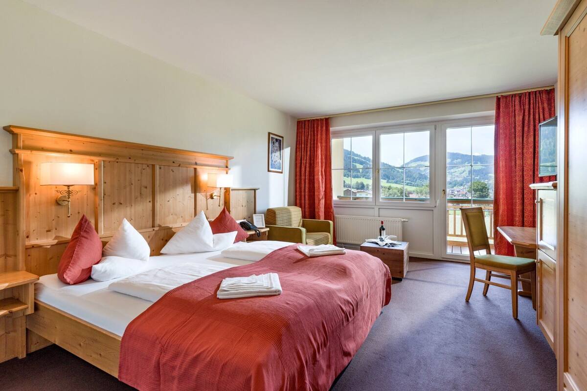 double room, balcony | in-room safe, bed sheets