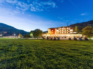 Fassade der Unterkunft – Abend/Nacht