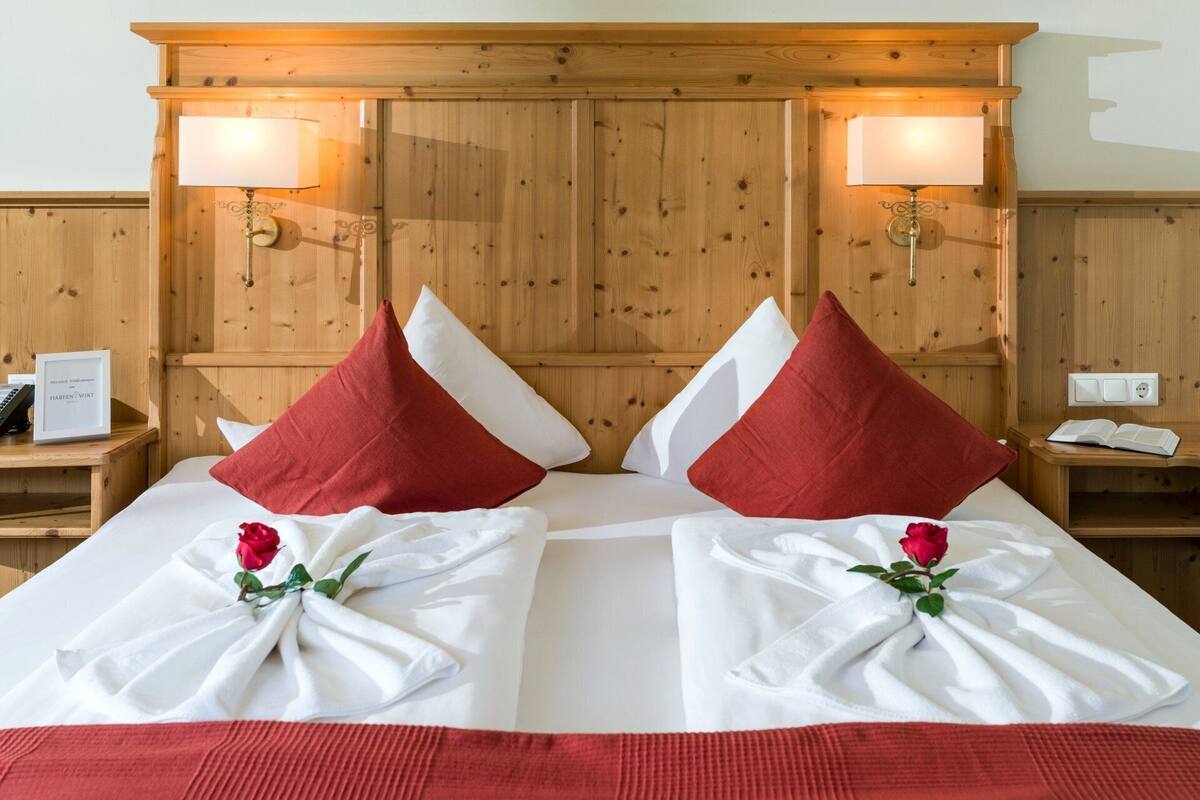 double room, balcony | in-room safe, bed sheets