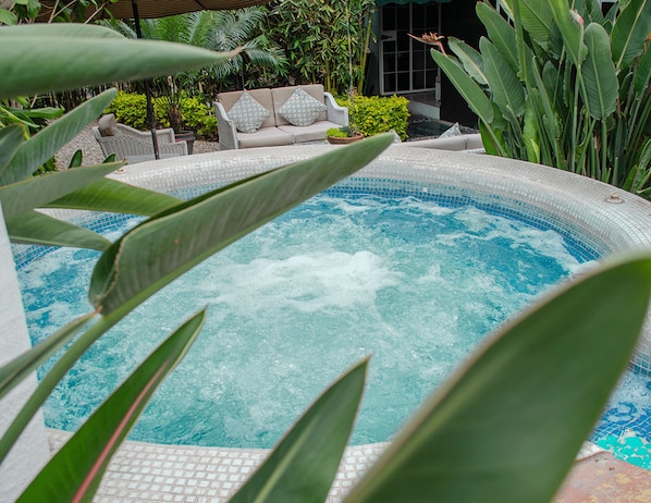 Outdoor spa tub - Hotel VF (Cuernavaca)