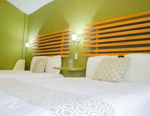 Desk, iron/ironing board, free WiFi, bed sheets - Hotel VF (Cuernavaca)