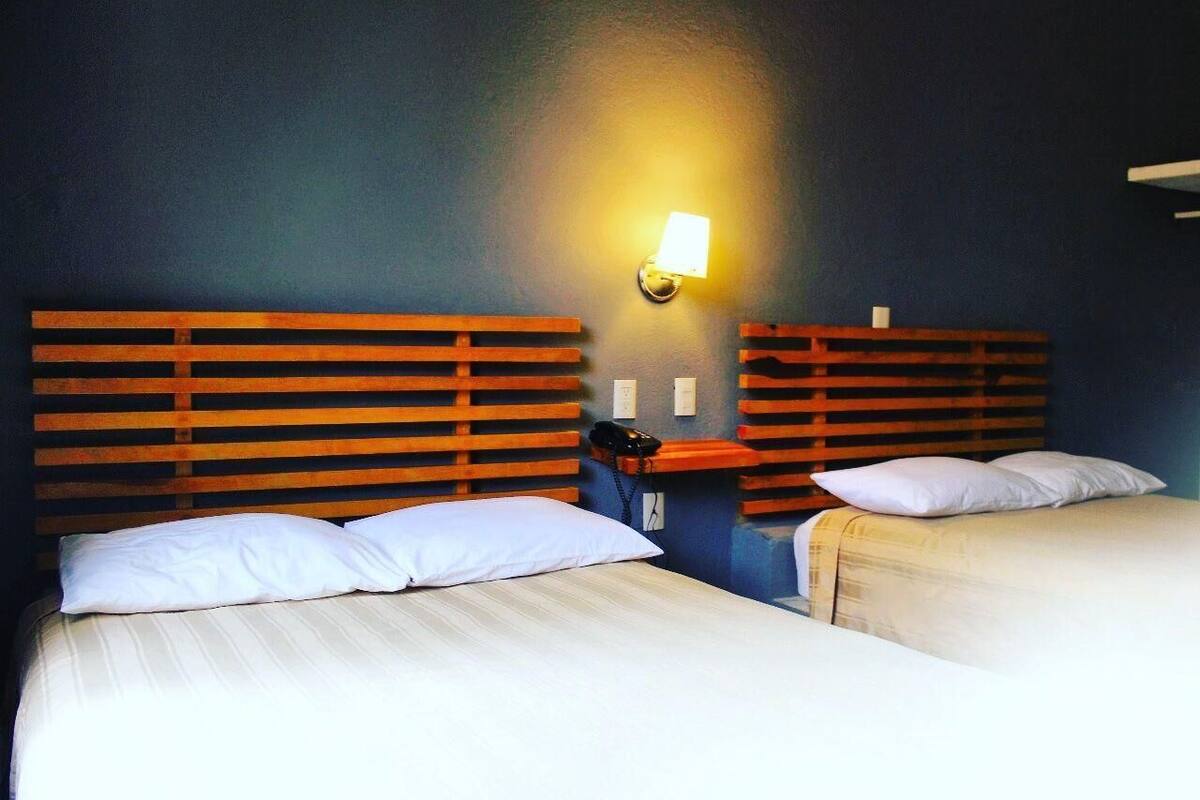 Työpöytä, silitysrauta/-lauta, ilmainen Wi-Fi, vuodevaatteet