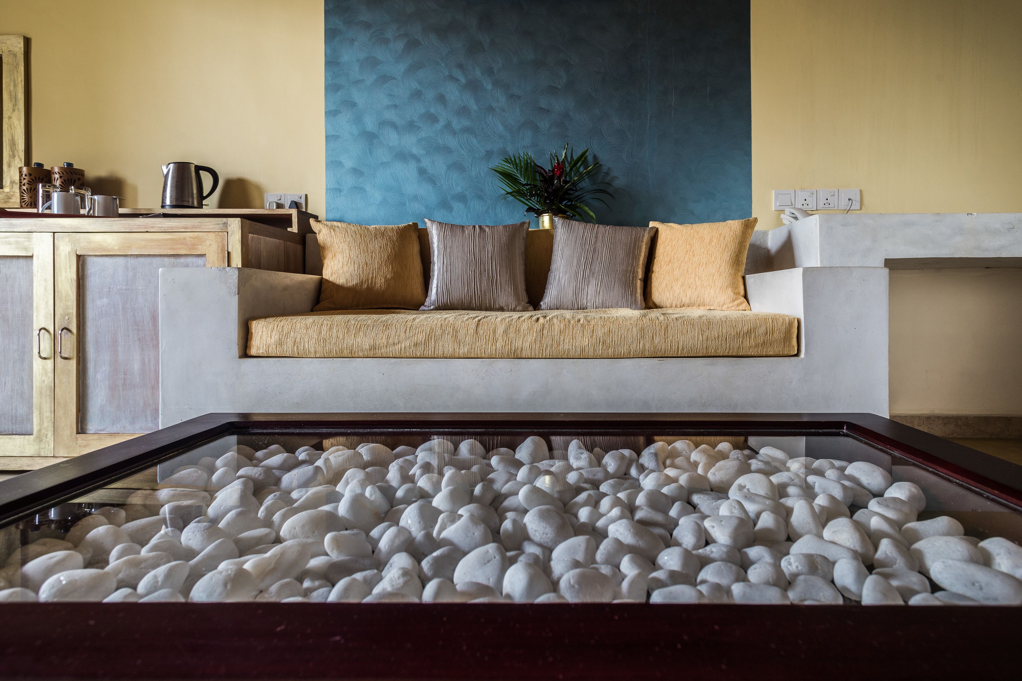 deluxe room | living area | 32-inch led tv with cable channels, tv