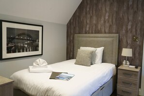 Chambre simple, salle de bain attenante