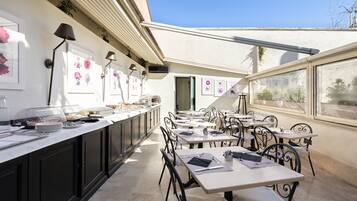 Tägliches einheimisches Frühstück (15 EUR pro Person)