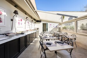 Desayuno de cocina local (EUR 15 por persona)