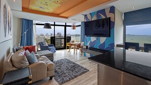 A modern living room with a sofa, a dining table, and a kitchen area. - Siam@Siam Design Hotel Pattaya (Pattaya)