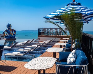 Outdoor pool, pool loungers - Siam@Siam Design Hotel Pattaya (Pattaya)