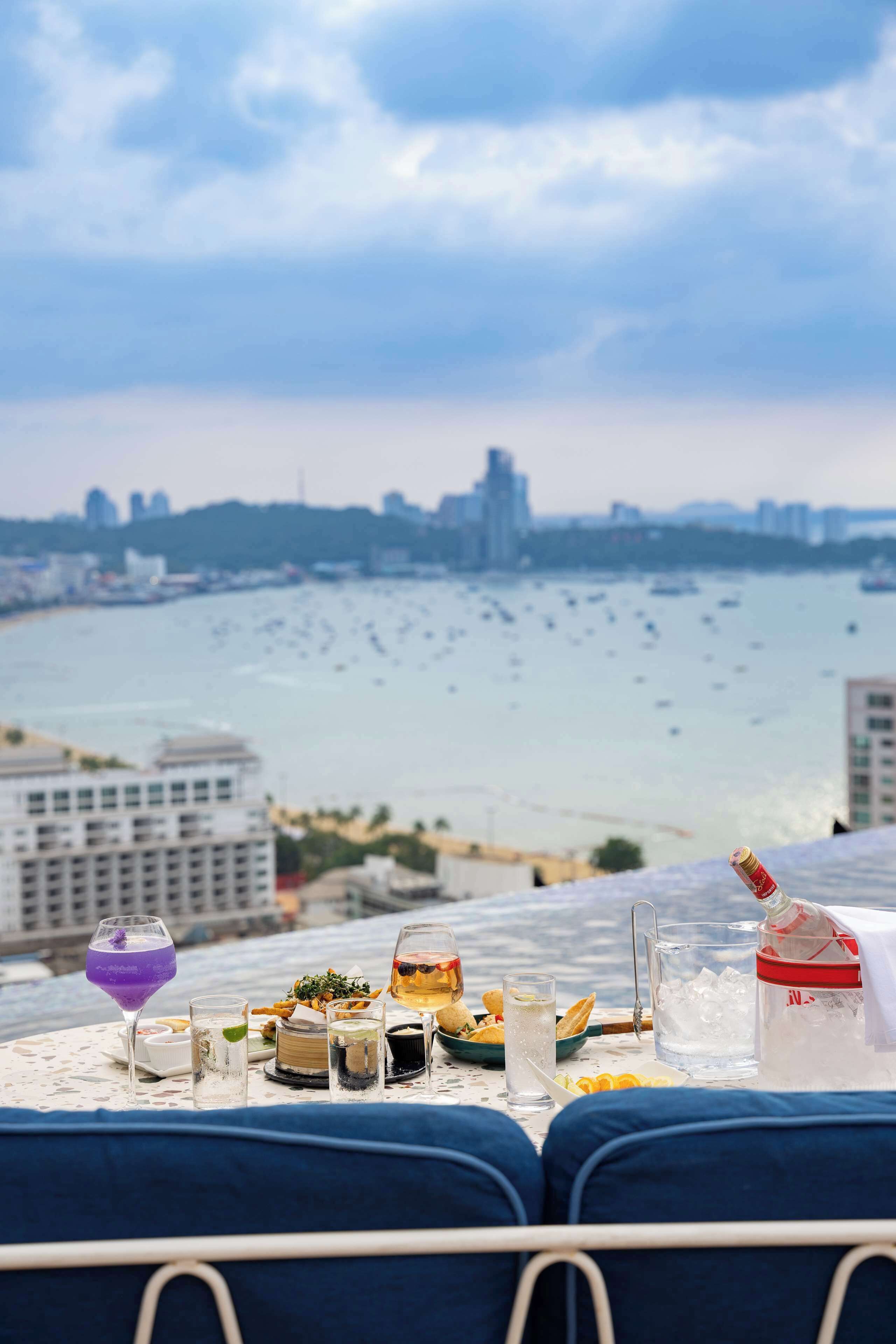 2 restaurants, breakfast, lunch, dinner served; international cuisine