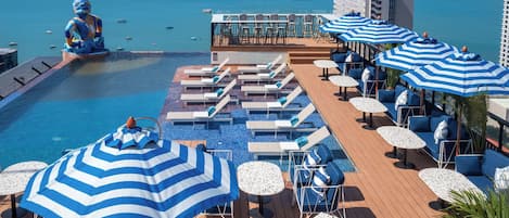 2 ravintolaa, joissa tarjoillaan aamiainen; kansainvälinen keittiö