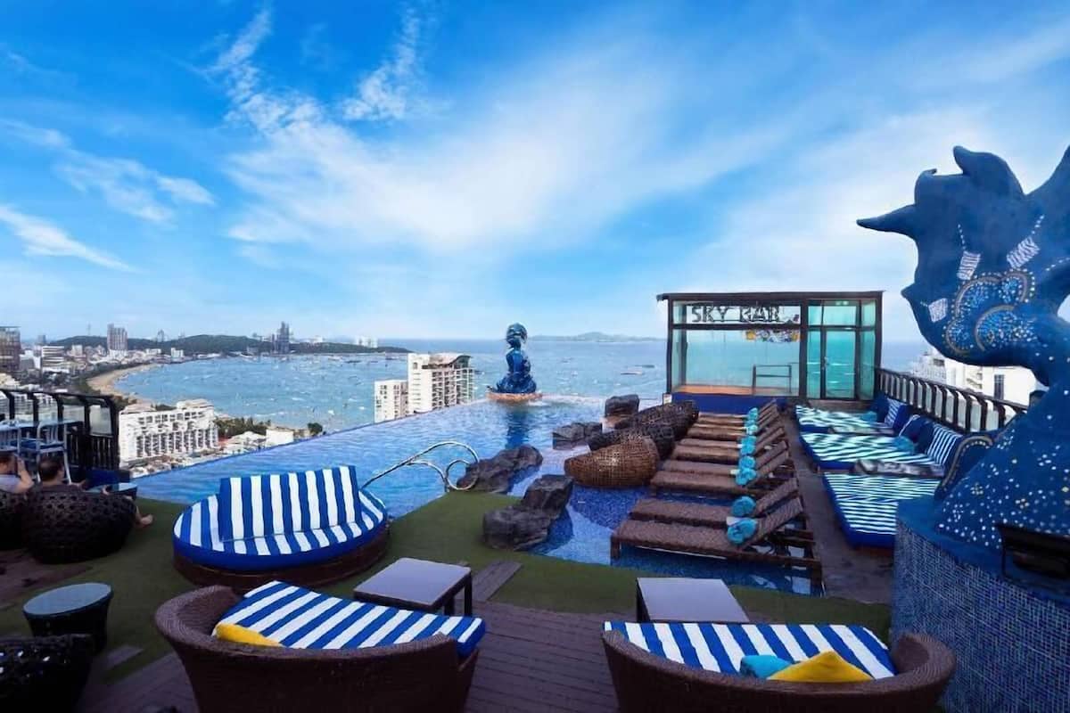 Alberca | Alberca al aire libre y camastros