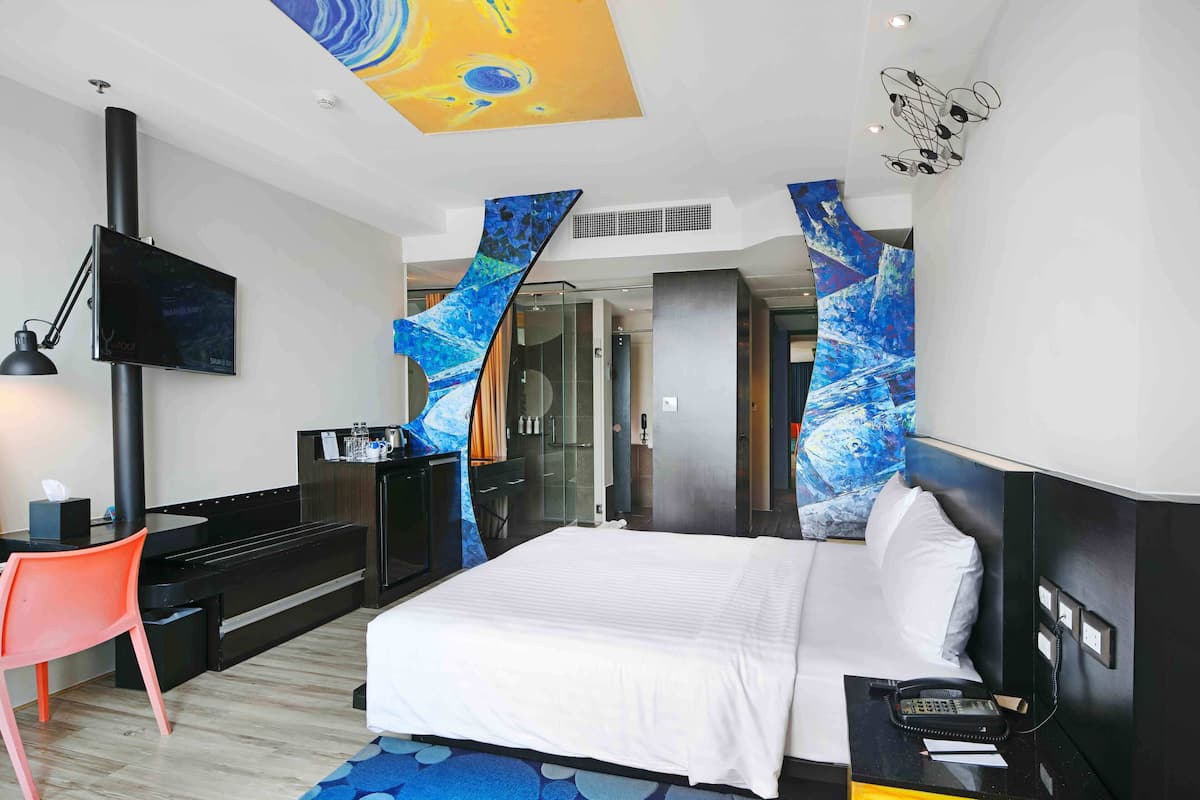 Deluxe 1 King | 1 bedroom, minibar, in-room safe, desk