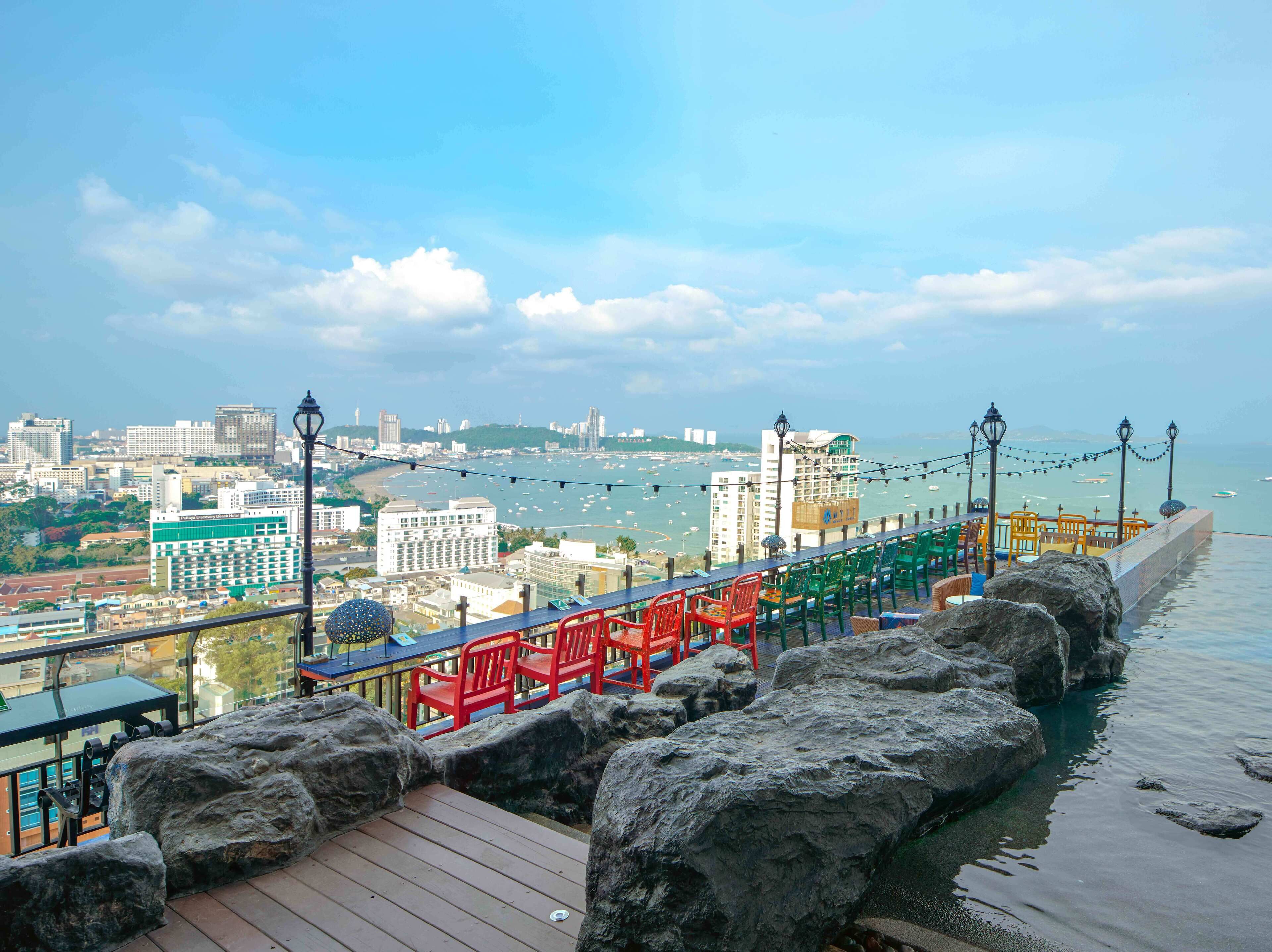 2 outdoor pools, pool loungers