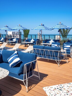 ให้บริการ: อาหารเช้า, อาหารกลางวัน, อาหารเย็น