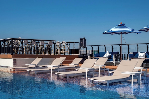 2 piscinas externas, espreguiçadeiras