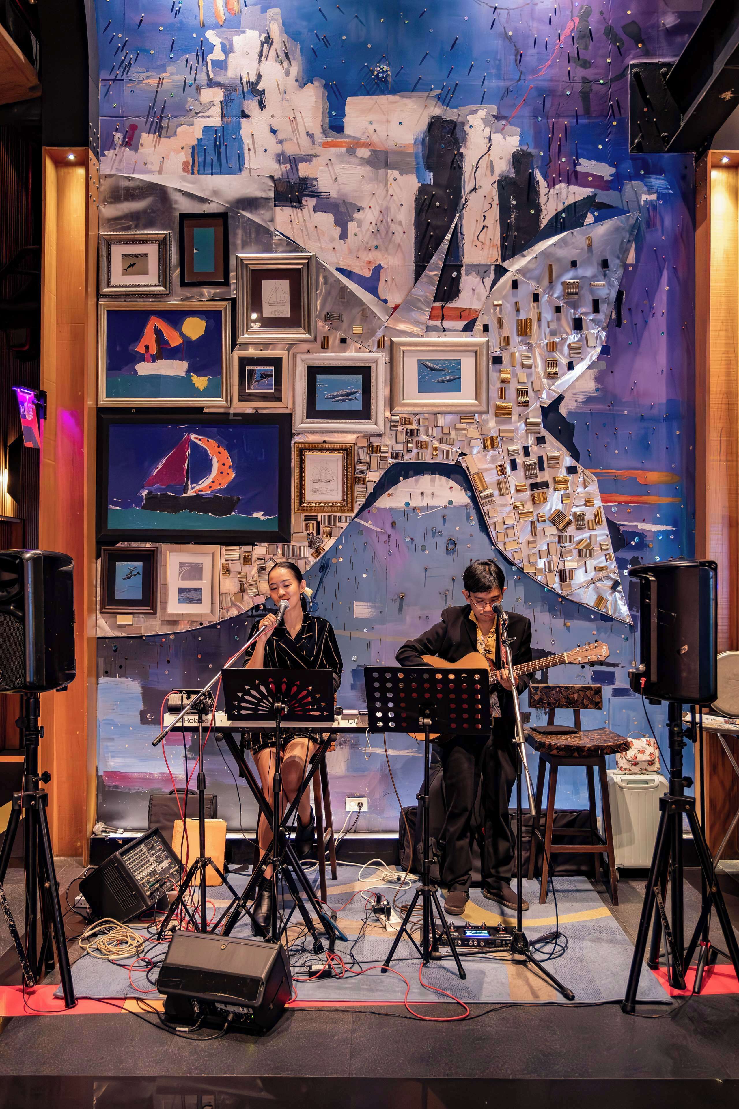 2 restaurants, breakfast, lunch, dinner served; international cuisine