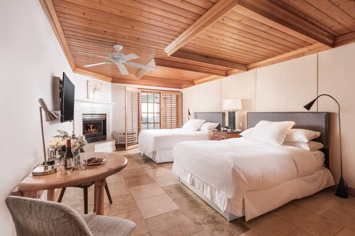 Kamar Double Comfort, 2 Tempat Tidur Queen, perapian, lantai dasar | Seprai premium, selimut bulu angsa, dan ruang kerja ramah laptop