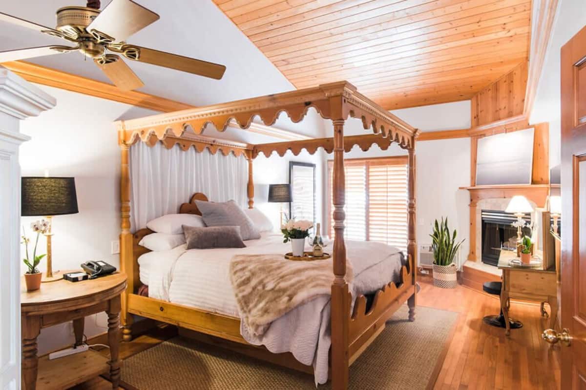 Suite Deluks, 1 Tempat Tidur King, 2 kamar mandi, pemandangan samudra | Seprai premium, selimut bulu angsa, dan ruang kerja ramah laptop