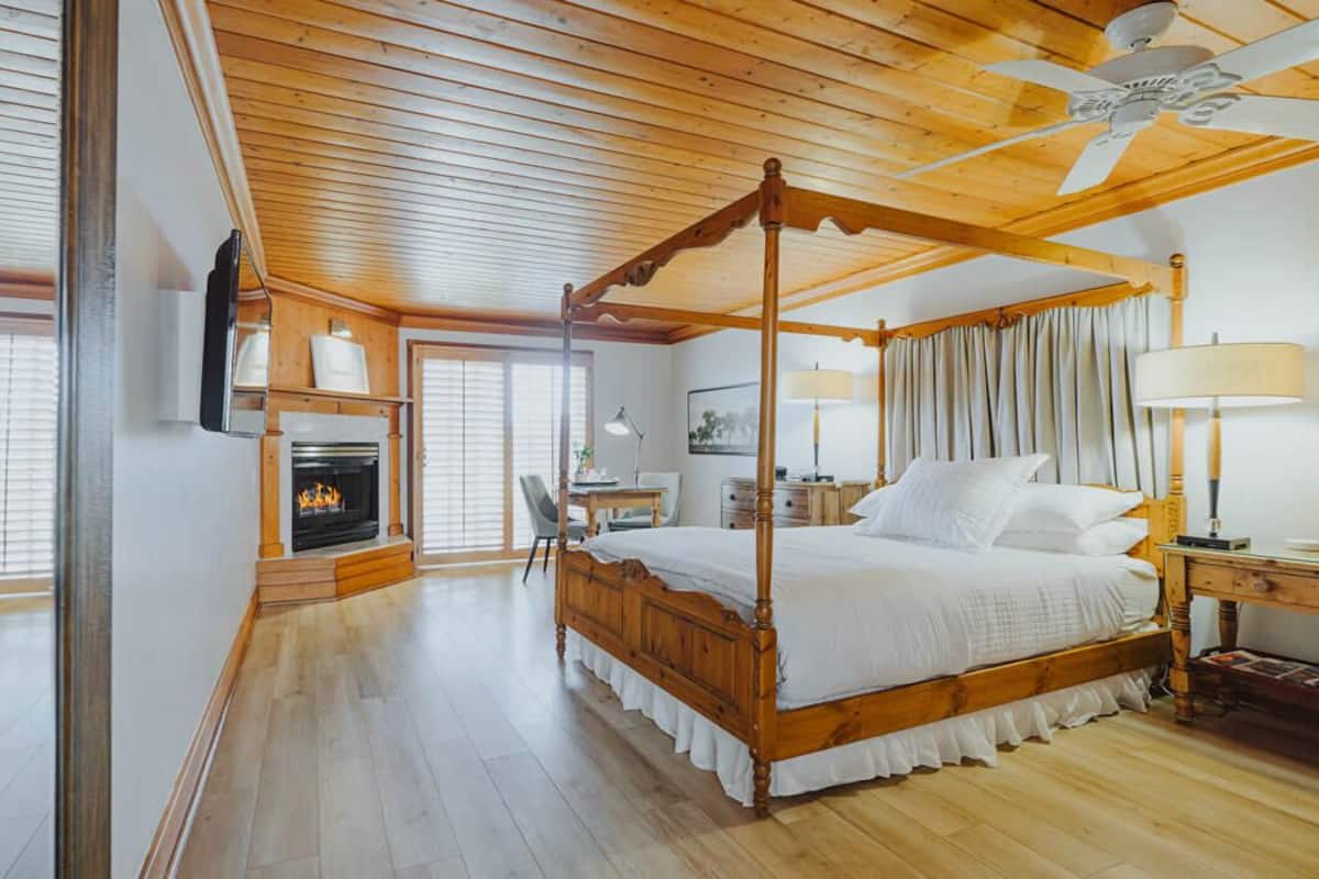 Comfort Room, 1 Queen Bed, Mobility Accessible, Patio | Premium bedding, down duvets, individually decorated