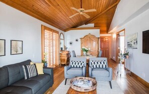 华丽套房, 1 张特大床, 双浴室, 海洋景观 | 起居区 | 1-英寸智能电视（配备有线频道）、电视、壁炉