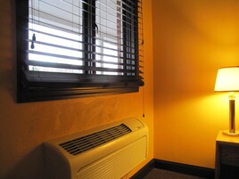 办公桌、折叠床/加床（额外收费）、免费 WiFi