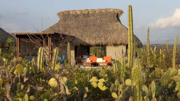 Bộ đồ giường cao cấp, minibar, két bảo mật tại phòng, bàn