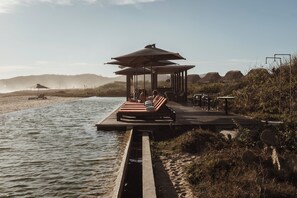 室外游泳池，池畔遮阳伞，日光浴躺椅