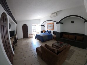 Master Suite | 客房内保险箱、办公桌、熨斗/熨衣板、床单