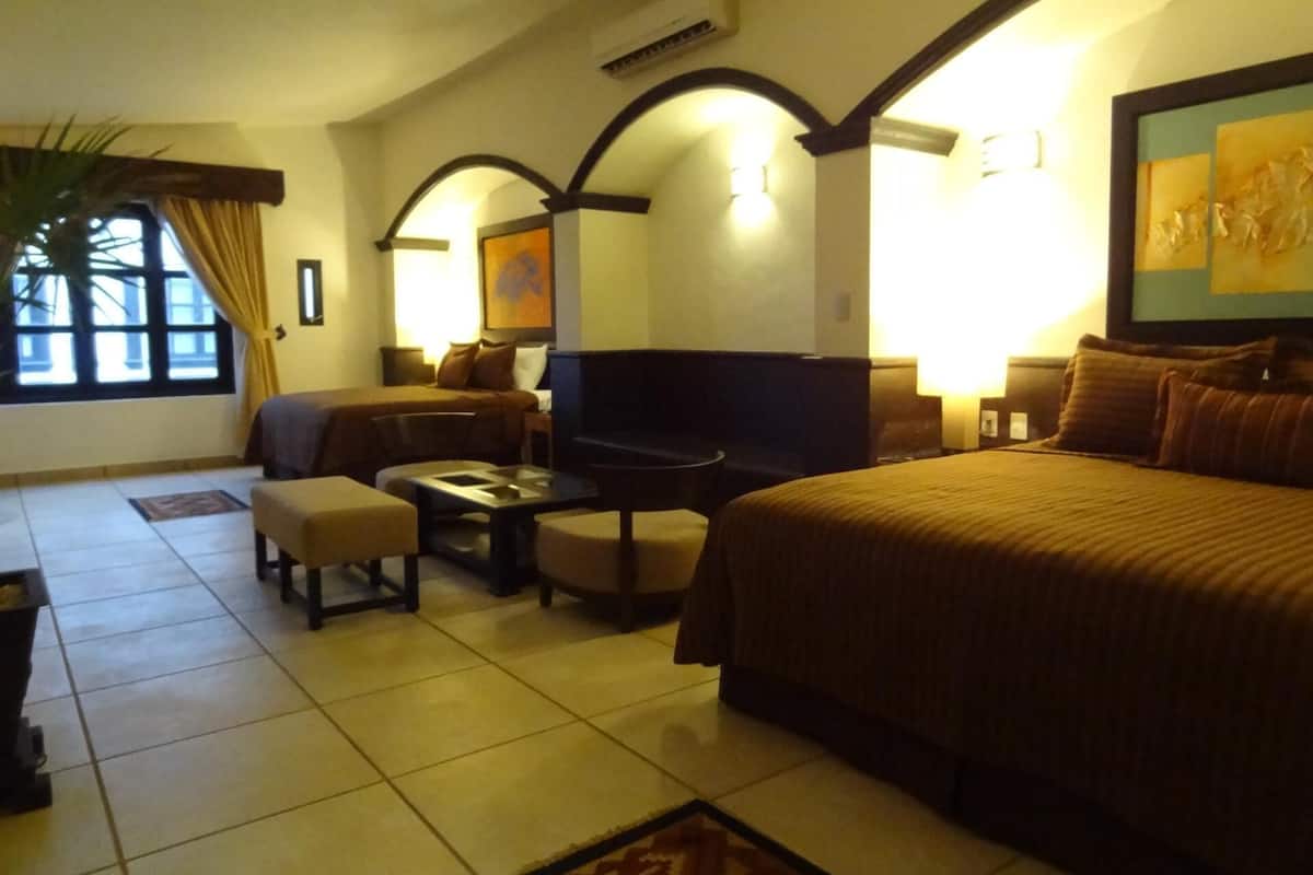 Coffres-forts dans les chambres, bureau, fer et planche Ă repasser