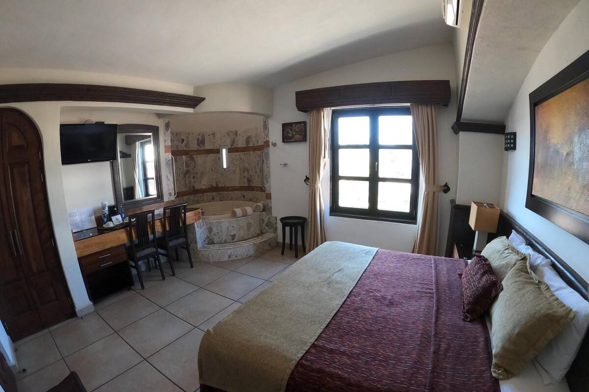 In-room safe, desk, iron/ironing board, bed sheets