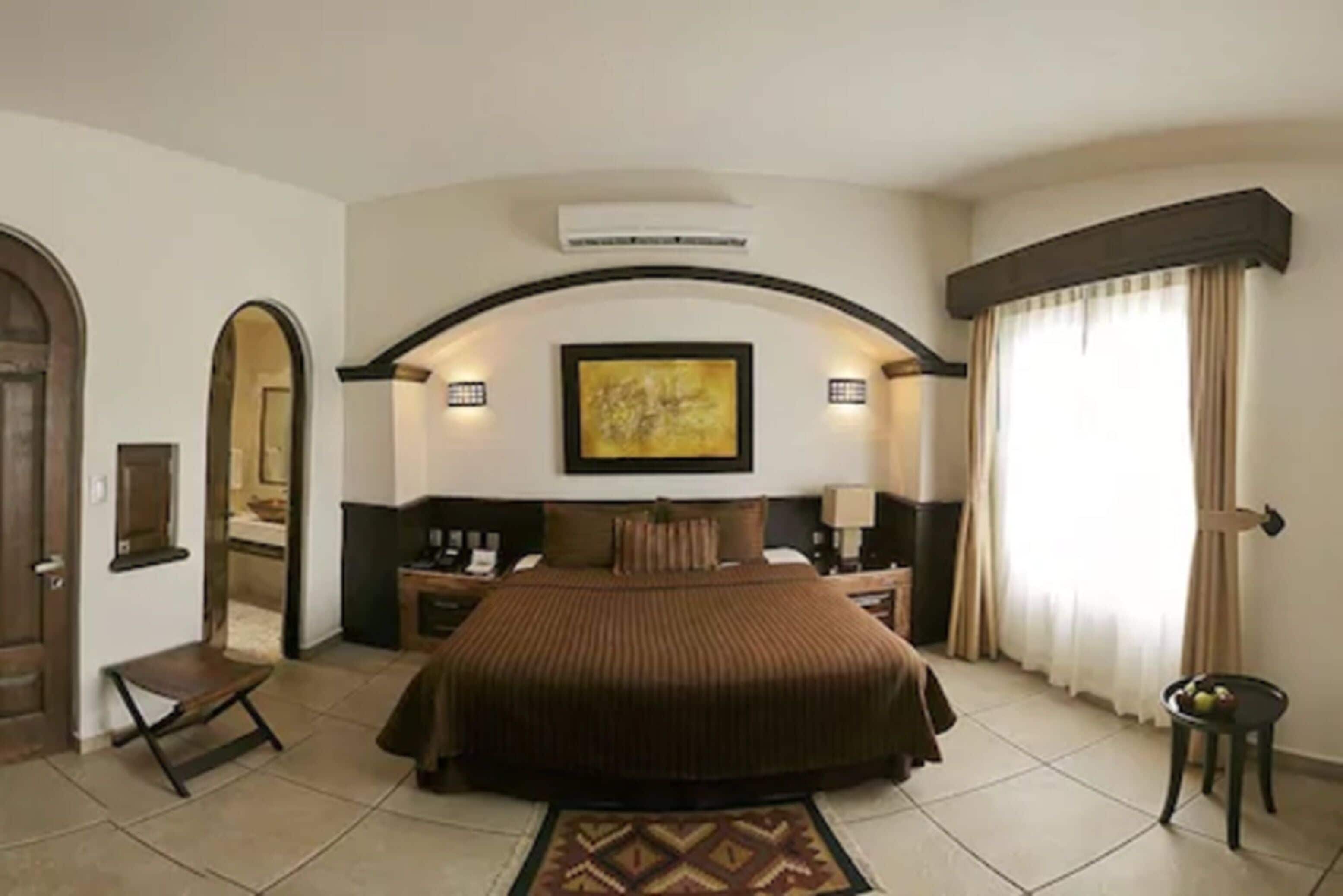 Chambre supérieure | Coffre-fort, bureau, fer et planche à repasser, literie fournie