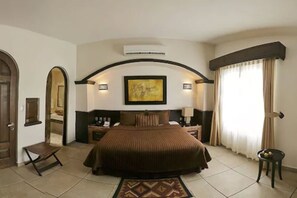 高级房 | 客房内保险箱、办公桌、熨斗/熨衣板、床单