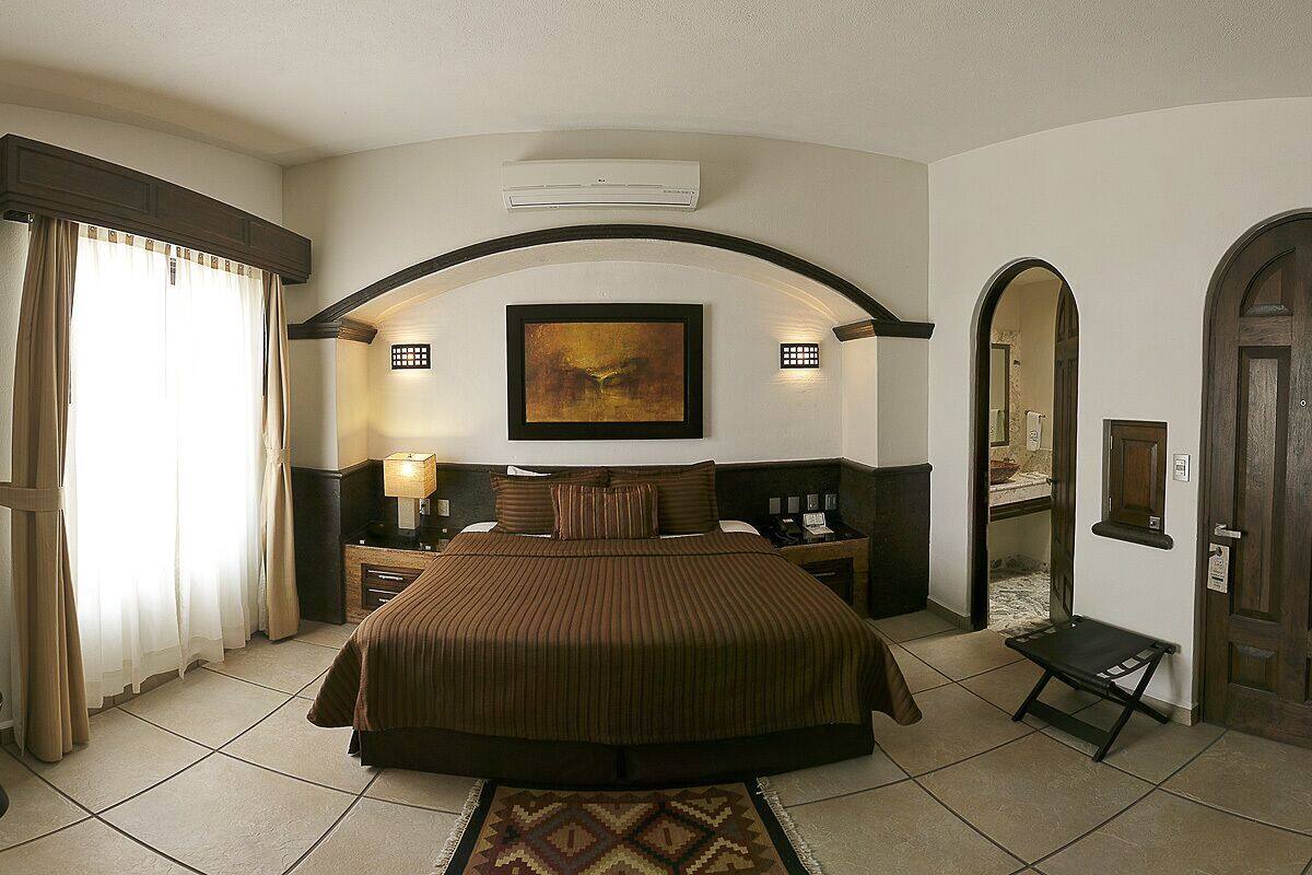 In-room safe, desk, iron/ironing board, bed sheets