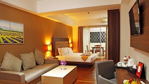 Desk, iron/ironing board (on request), rollaway beds, free WiFi - Horaios Malioboro Hotel (Yogyakarta)