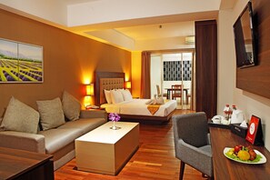 Desk, iron/ironing board, rollaway beds, free WiFi