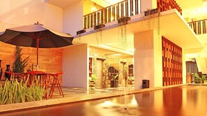 Outdoor dining - Horaios Malioboro Hotel (Yogyakarta)