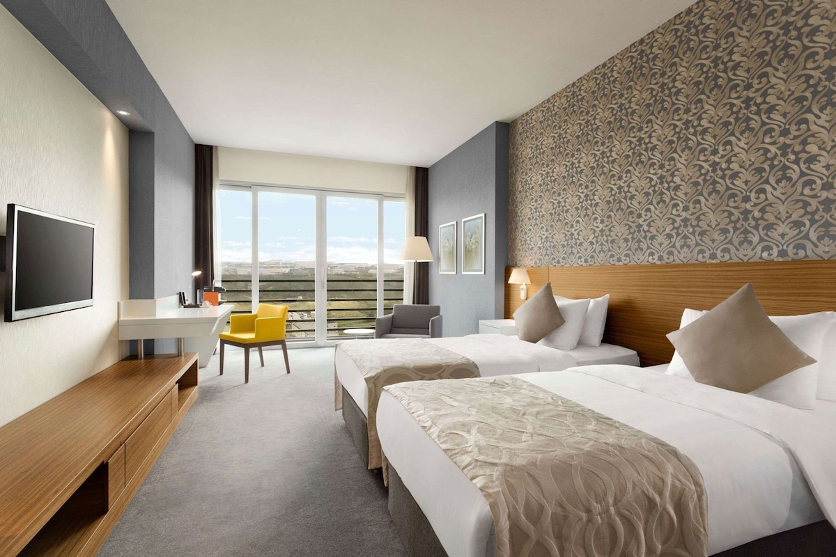 Seprai premium, minibar, brankas, dan meja kerja