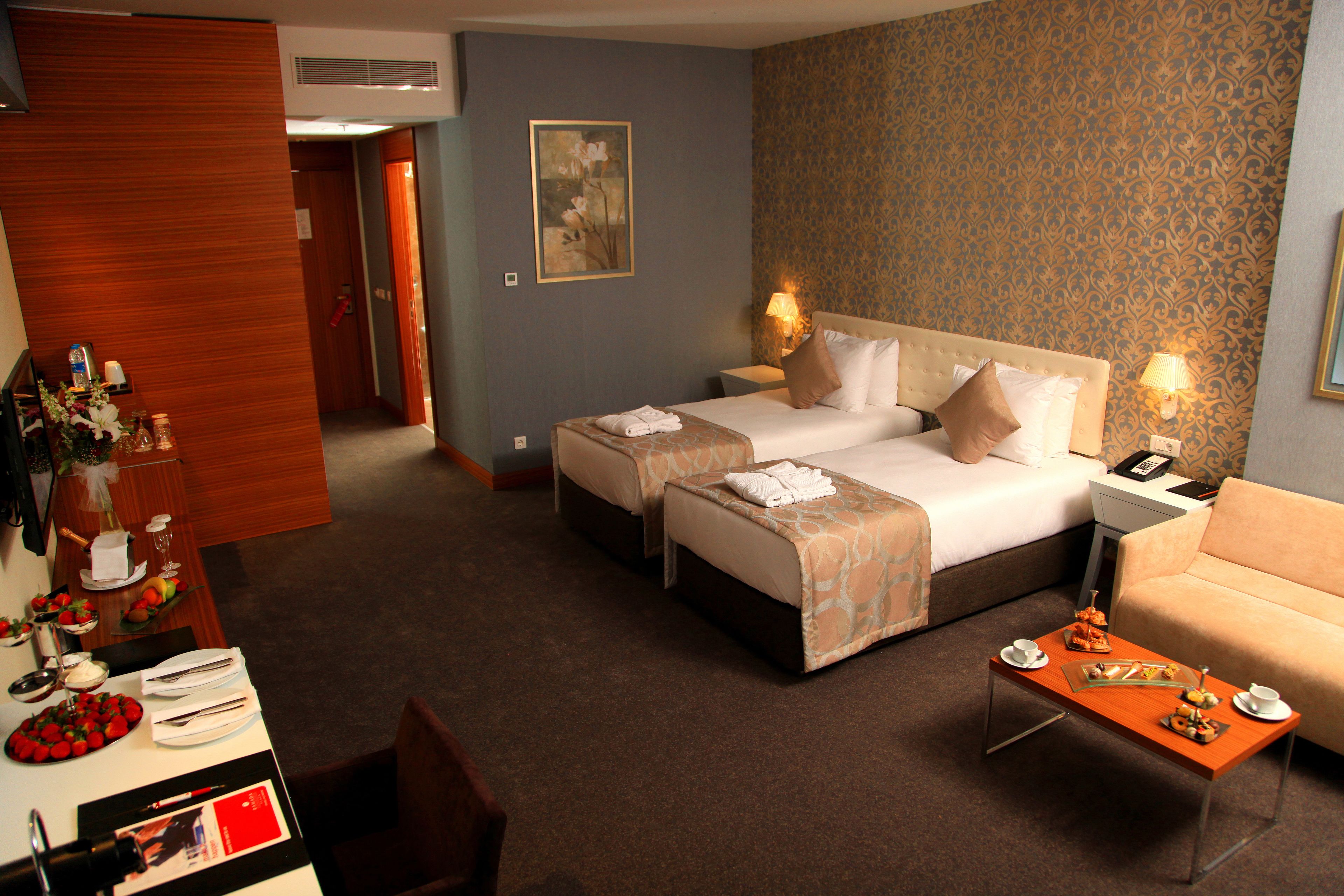Executive Room, 1 King Bed, Non Smoking | Premium bedding, minibar, in-room safe, desk