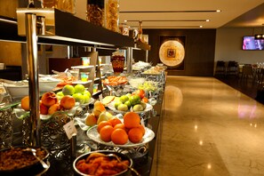 A buffet with various fruits and vegetables. - Wyndham Istanbul Asia Airport (Cayirova)