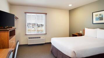 Room, 1 Queen Bed, Accessible, Non Smoking | Individually decorated, desk, iron/ironing board, free WiFi