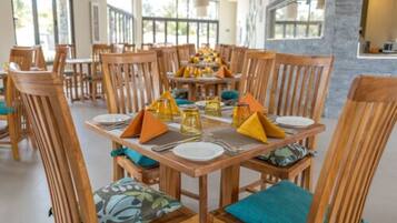 Tägliches kontinentales Frühstück (10 EUR pro Person)