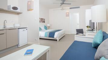 Kühlschrank, Mikrowelle, Herdplatte, Geschirrspüler