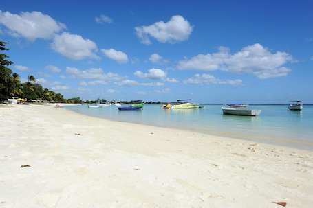En la playa y playa de arena blanca