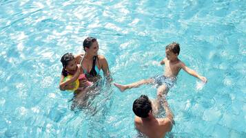 Außenpool, Sonnenschirme, Liegestühle