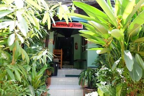 Family Fan Room | Terrace/patio - Harmony House - Hostel (Ko Phi Phi)