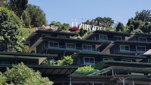Un hotel con varios balcones y un letrero que dice "VANITY FAIR".