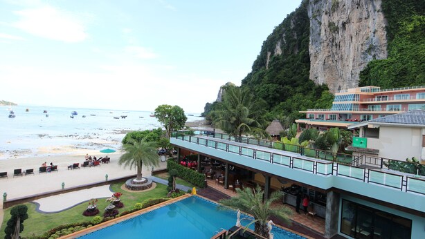 A resort with a pool, beach, and cliff views. - Phi Phi Nice Beach Hotel Hip (Ko Phi Phi)