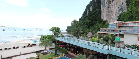 Kolam renang outdoor, dengan payung kolam renang dan kursi berjemur