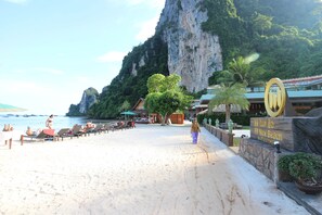 Privatstrand, weißer Sandstrand, Liegestühle, Sonnenschirme